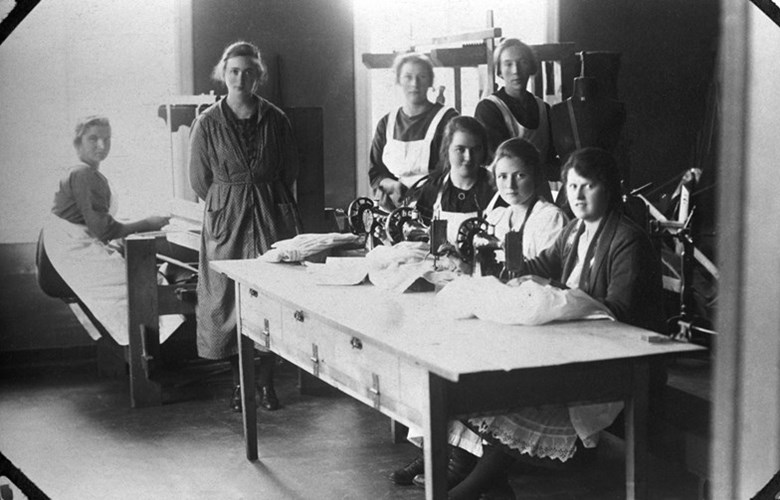 Frå arbeidsstova ved Kroken husmorskule ca. 1924. Ved veven sit Helga Brosvik, og ved den midterste symaskina sit Ragna Slengesol.