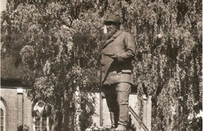 Svend Foyn-statuen i Tønsberg. Laga av bilethoggar Anders Svor. Reist 1915. Står attmed Tønsberg kirke.
