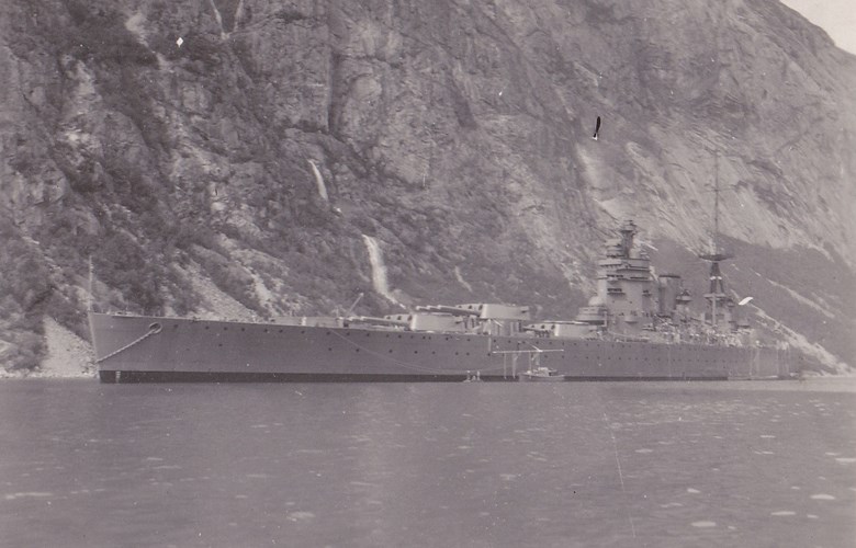 Biletet viser slagskipet til ankers i Simadalsfjorden, Eidfjord kommune, 10. – 14. juni 1932.