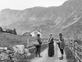Bildet viser t.h. Thorgeir Sulheim, eigar av Eide gård som ein kan sjå i bakgrunnen. Margaret Sophia Green i midten og Halvor Halvorsen t.v.