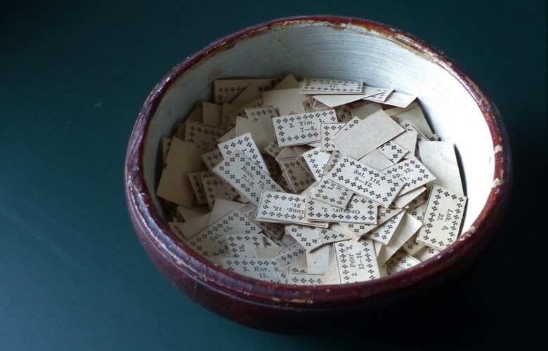 Skål med mannakorn, små papirlappar med tilvising til bibelord, i bruk ein stad på Vestlandet på midten av 1900-talet. Mannakorn vart også oppbevart i skrin, øskje eller bolle.