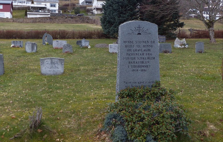 Minnestein på kyrkjegarden i Dale, Luster kommune, reist til minne om gravlagde pasientar frå Luster sjukeheim.