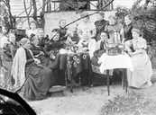 Misjonsforeiningane var ein viktig møteplass for kvinner. Biletet er teke i hagen på Kvitevodl under ein misjonsforeining for kvinner frå høgre sosiale lag. Dina Krog Paasche står bak til venstre.
