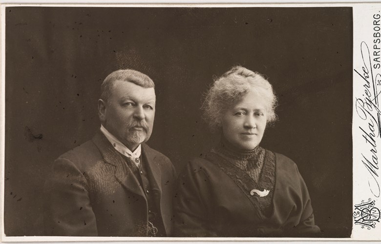 Distriktslege Einar Paasche (1849-1931) og kona Gerhardine Helene Fredrikke Krog, kjend som Dina Krog (1851-1922). Einar Paasche var tilsett som distriktslege i Luster frå 1886 til 1906, men vart i 1906 utnemnd til distriktslege i Sarpsborg. Dette biletet ser ut for å vera teke seinare.