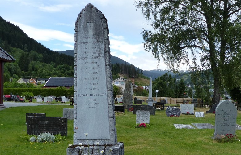 Gravminnet Engh på kyrkjegarden ved Stedje kyrkje, Sogndal. Gravsteinen står på gravfeltet aust for kyrkja.