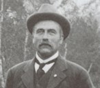 Ola Erikson Vellene (1864-1947) var den som gjekk i brodden for å få reist bautaen på Ytrehornsnakken. I fleire år pakta han prestegarden på Kirkhorn, men i 1920 flytte huslyden til Lødemel for å overta kona sin heimegard.