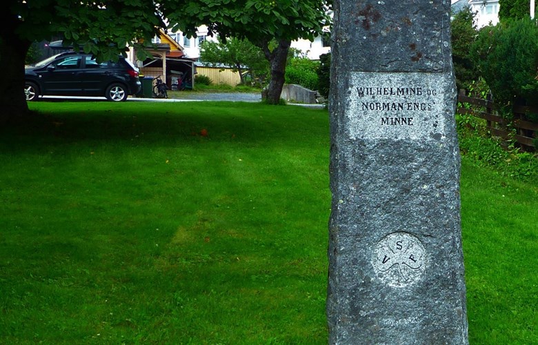 Minnesteinen over Wilhelmine og Oskar Eng står i Kornbergparken, eit kort stykke oppom Volda kyrkje.
