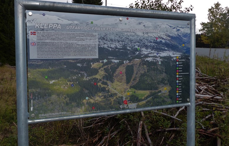 Informasjonsskilt på Kleppa, oppsett 2020, med overskrift: Kleppa – utfart og friluftsliv i gamle stølsområde.
