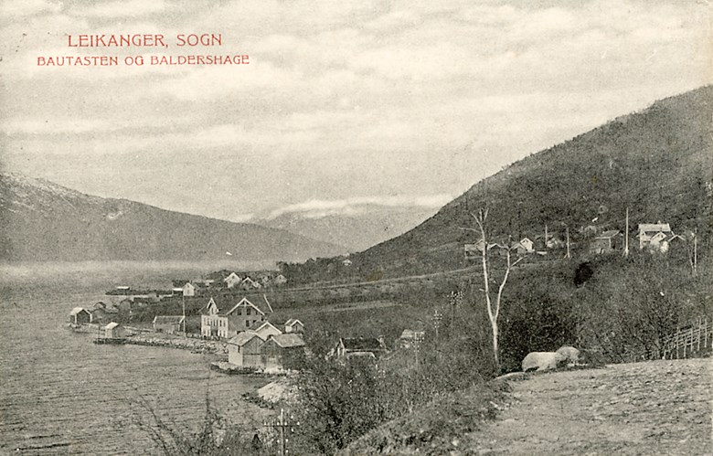 Eit gamalt postkort med bilete av hus, fjell og fjord, med trykk: "Leikanger Sogn Bautastein og Baldershage"