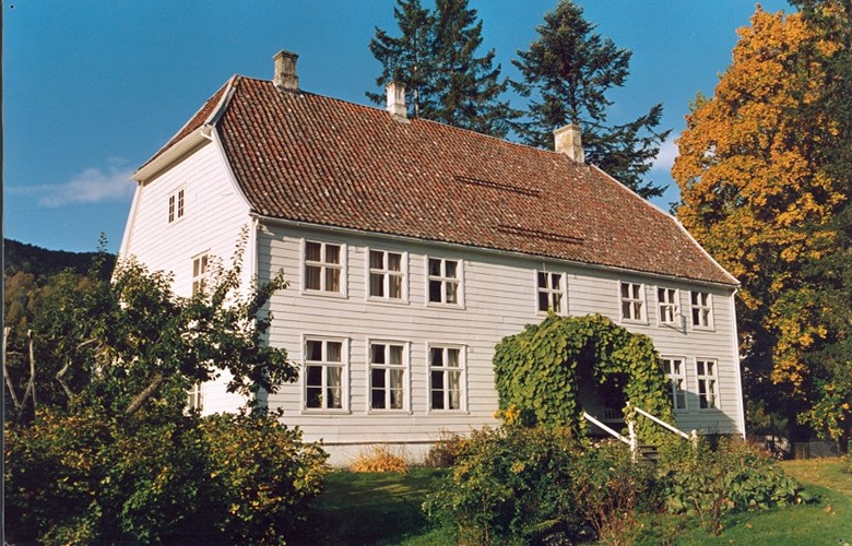 I Solvorn bygde Irgens og kona Christiane seg nytt hus. Den herskapelege sorenskrivarbustaden fekk namnet Christianelyst. Sorenskrivaren i Indre Sogn heldt til her til i 1960-åra då embetskontoret vart flytta til Sogndal. Huset er teke godt vare på.