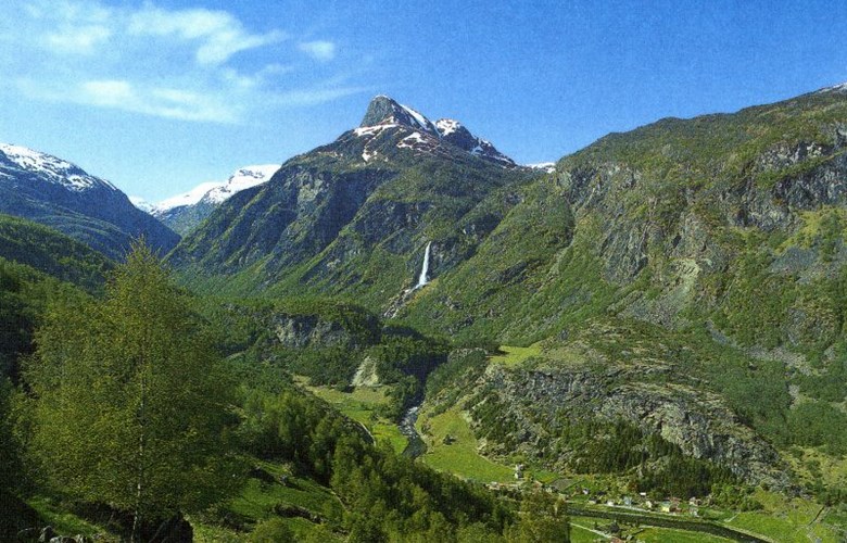 Flåmsdalen sett mot fjellet Vidmenosi.
 