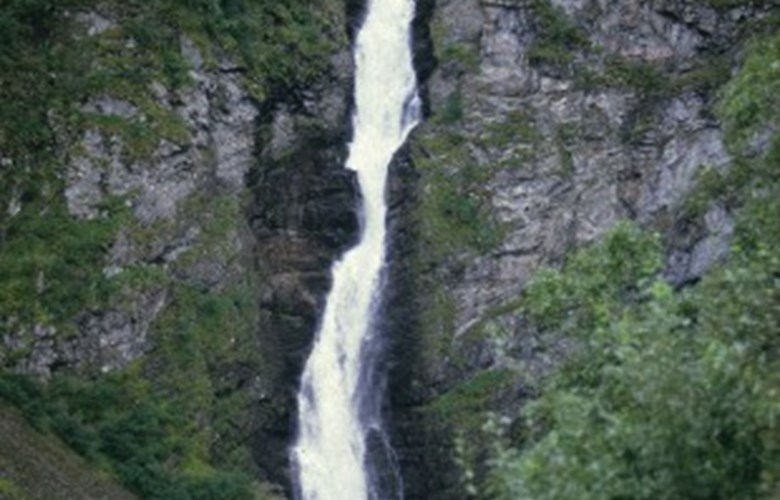 Stalheimsfossen har eit fall på 126 meter og Datering: 1983
 