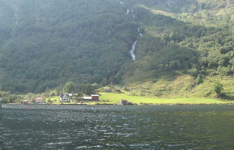 Tufteelvi kjem ned til fjorden ved garden Tufto. Langs elva går den gamle stølsvegen til Rimstigen, som i dag er ei populær turrute. 
 