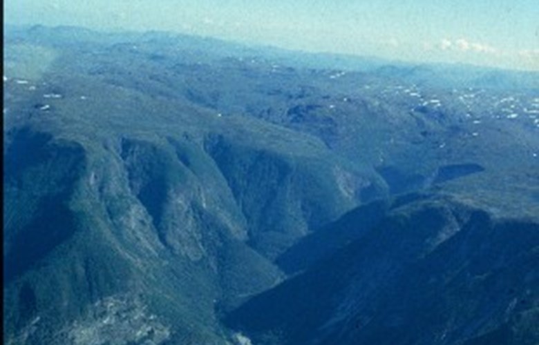 Flyfoto av Vikadalen, tatt i samband med vassdragsutbyggingar, 1984.