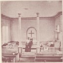 <p>Innramma trekors p&aring; altaret i Hornindal kyrkje f&oslash;r den nye altartavla kom i 1932.</p>