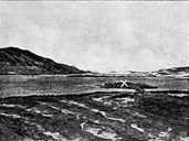 Illustrasjon i Norges Historie, bind 1, ... Under biletet står: "Tingholmen (x) i Tingvoldsjøen paa Mainland, Shetland. Efter akvarel af Sir Henry Dryden"
