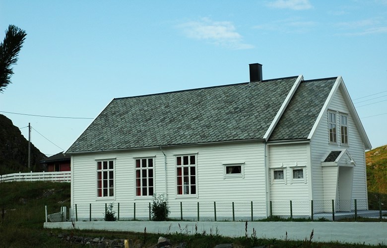 Rognaldsvåg bedehus vart bygt og vigsla i 1913. Påbygget kom i 1960.