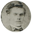 <p>Peder A. Mundal 1850-1873. Utsnitt av foto p&aring; foto av gravstein (sj&aring; nedanfor). Anders Aa Mundal, Fj&aelig;rland, har opplyst at det rette er Peder Aa Mundal, ikkje berre A.</p>