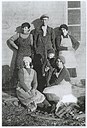 Biletet er teke utanfor krabbehermetikkfabrikken på Grytøyra i 1936 og syner nokre av arbeidarane der. Framme f.v. Helga Hågøy, Atle Skår og Målfrid Furset. Bak f.v. Amanda Milde, Andreas Våge og Jorunn Furset.
