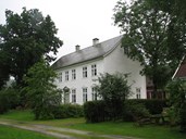 Storehuset på Osen gard, bygd av prost Rennord i 1832. 