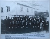 Holsen kristelege ungdomslag fotografert framfor bedehuset i 1923 då laget hadde 25 årsjubileum.