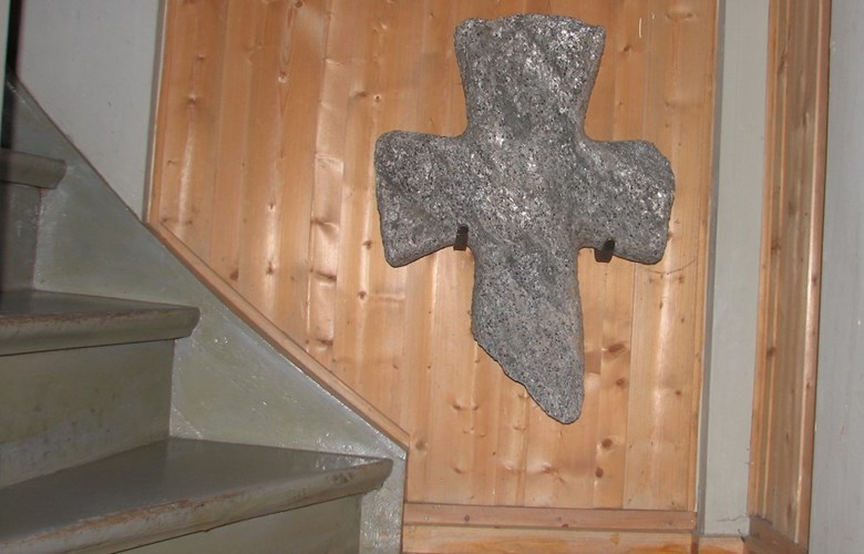 Steinkross frå mellomalderen i våpenhuset til Kyrkjebø kyrkje.