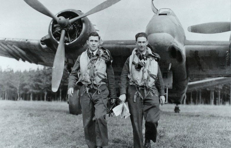 William Andrew Carson, kaptein, (tv) og William Allison Kelly fotograferte hausten 1944 framfor eit fly av typen Beufighter. Det var ein Beufighter dei var mannskap på 6. desember 1944 og som vart skote ned av tysk luftvern ved Silda.