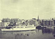 MS «Haugesund», som tilhøyrde Det Stavangerske Dampskibsselskab (DSD), var det første krigsskipet som blei bygd om til fjordabåt. Båten gjekk første turen i ruta Stavanger – Haugesund i juli 1947.  Biletet er frå 1947 og viser "Haugesund" på hamna i Haugesund.