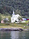 Bakka kyrkje må vere mellom dei mest fotograferte kyrkjene i Norge. Kvar sommar reiser tusenvis av turistar forbi kyrkja med ein av dei mange båtane eller ferjene som fraktar turistar på Nærøyfjorden. Og der, som eit lite dokkehus under dei dramatiske fjella, ligg den kvitmåla, idylliske Bakka kyrkje.
