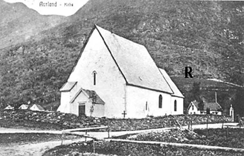 Kyrkjetomta på Rygg ligg i biletet mellom Vangen kyrkje og punktet merka R. 'Bønesteinen' ligg nedst ved høgre foten på R.