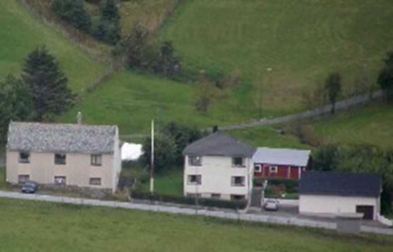 Det tidlegare bedehuset på Kvalheim 2009 (til venstre). Huset hadde kjøken og matsal i kjellarhøgda og to salar i første høgda.