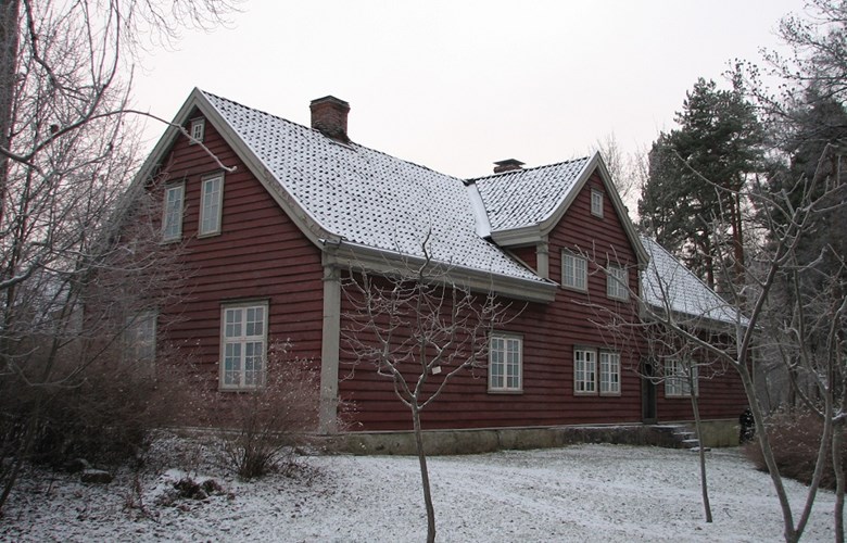 <p>Prestegard fr&aring; Leikanger p&aring; Norsk Folkemuseum 2009. Byggjematerialen vart flytta til folkemuseet hausten 1911. Biletet viser baksida av huset.</p>