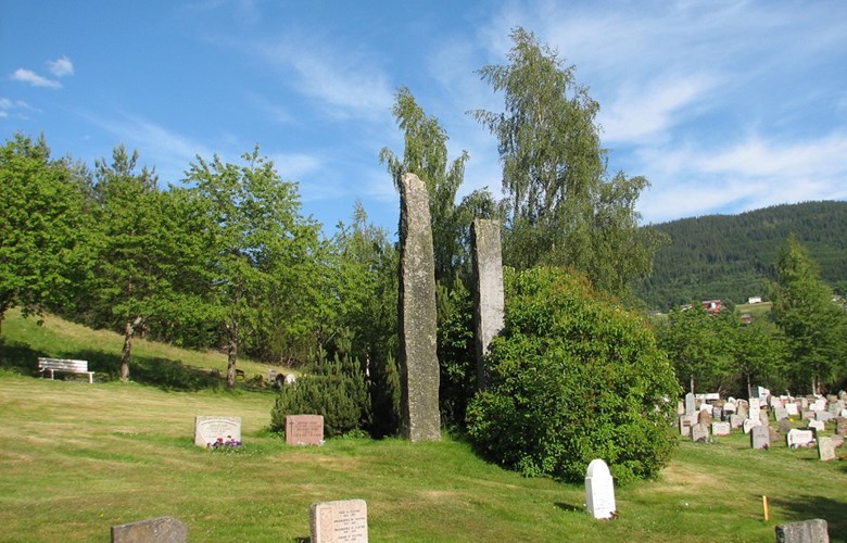 Kyrkjegarden på Voss. Minnesteinen på grava til Lorentz Nybø viser godt igjen.