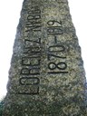 På baksida av Nybø-steinen står namnet hans, LORENTZ  NYBØ og årstala 1870-1912.