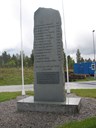 På minnestøtta står namna på dei allierte flygarane som miste livet i luftslaget over Førdefjorden, 9. februar 1945.