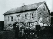 Huset på Midtbø som brann i 1922, var truleg bygd i 1899. Biletet er teke i 1913. Frå venstre: Jonas Midtbø og kona Anna, Alma (dotter), Rasmus Albertson Hestvik, Leonard (son) og Johannes (fosterson)