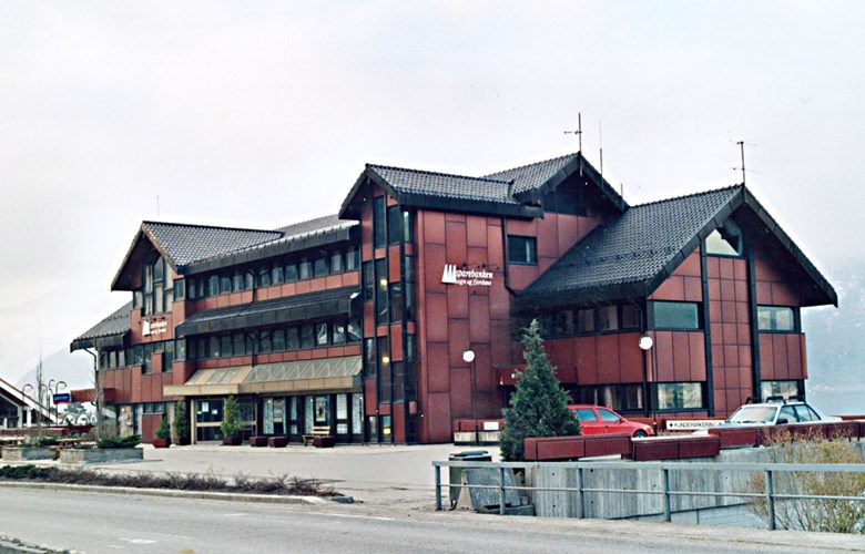 Sparebanken Sogn og Fjordane - Leikanger på Hermansverk. Leikanger Sparebank bygde huset og flytte inn med hovudkontoret sitt her i 1992.
