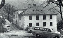 <p>Tinghuset p&aring; Leikanger like nedom riksvegen midt mellom Hanahaug og Hermansverk. Huset vart teke i bruk hausten 1939.</p>