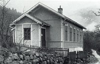 Det fyrste bankhuset på Leikanger, bygd av eit eldre skulehus flytta frå Halland i 1878. Huset låg i nærleiken tinghusa. Det vart rive då riksvegen vart utvida på slutten av 1930-talet.
