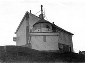Fyrvaktarbustaden og fyret kring 1900. Fyrlykta var plassert ved hushjørnet i høgd med stoveetasjen.