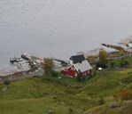 Fyrvaktarbustaden på Fiskholmen var riven, flytta og sett opp att på Stranda like ved Kalvåg.