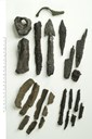 <p>Spydspiss med mothakar og andre fornminne. Fr&aring; gravfunn nr. 80, Nornes, Sogndal kommune. Bergen Museum &ndash; arkeologisk tilvekst.</p>