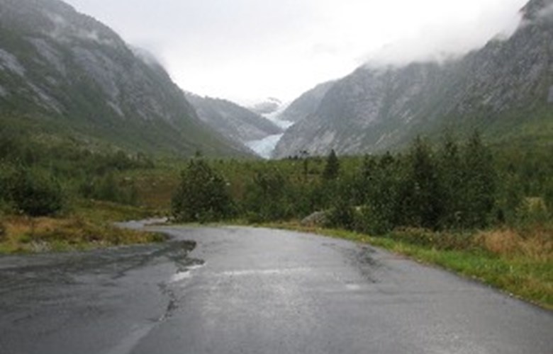 Veg mot isbre. Første delen av bilvegen til Nigardsbreen er bygdeveg fram til Mjølversgrendi med bru over Breelvi.
