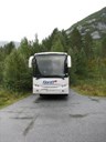 Fjord 1 Sogn Billag har turistrute på strekningen Sogndal-Nigardsbreen. Her står bussen parkert ved Bresenteret.