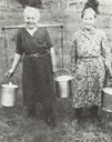 To staute representantar for bondeyrket, Marta Skrede og Kristine Rand, begge har dei støla mange år på Randastølen.
