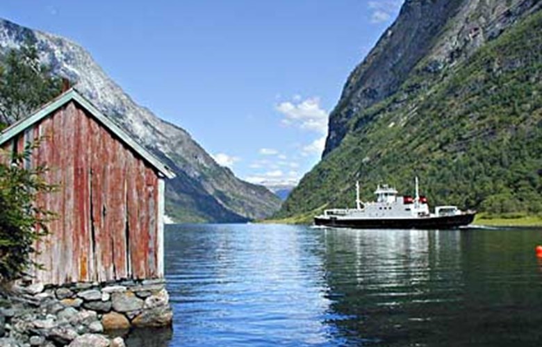 Ved Bakka er Nærøyfjorden nokså smal og grunn. Fylkesbaatane driv framleis rutebåttrafikk på fjorden, men berre i turistsesongen. Her er ferja Sognefjord på veg ut fjorden.
