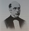 <p>John Collet Falsen, fylkesmann i Sogn og Fjordane fr&aring; 1861 til 1869, var den f&oslash;rste fylkesmannen p&aring; Leikanger. Han flytte til Leikanger 27. september 1862.</p>