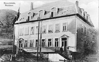 Kommunehuset Heradsheim i Måløy i 1917 etter at Firdabrannen same året. Brannen byrja i Firda Canning Co som låg på Torgkaia. Fleire andre bygningar strauk med. Heradsheim, bygd i 1914, vart stygt skadd.