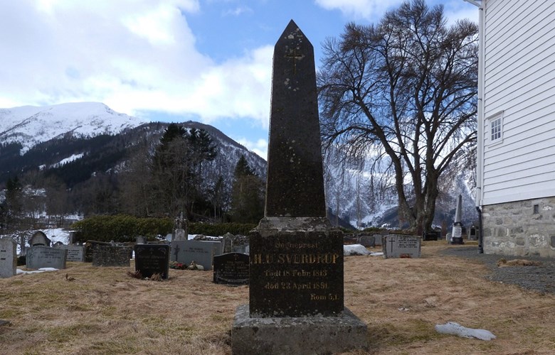 Minnesteinen på grava til H.U. Sverdrup på kyrkjegarden ved Tjugum kyrkje.

