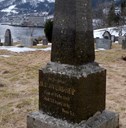 To minnesmerke over H.U. Sverdrup:  - det eine på grava, det andre på andre sida av fjorden, på kaia framfor Kvikne’s Hotel.